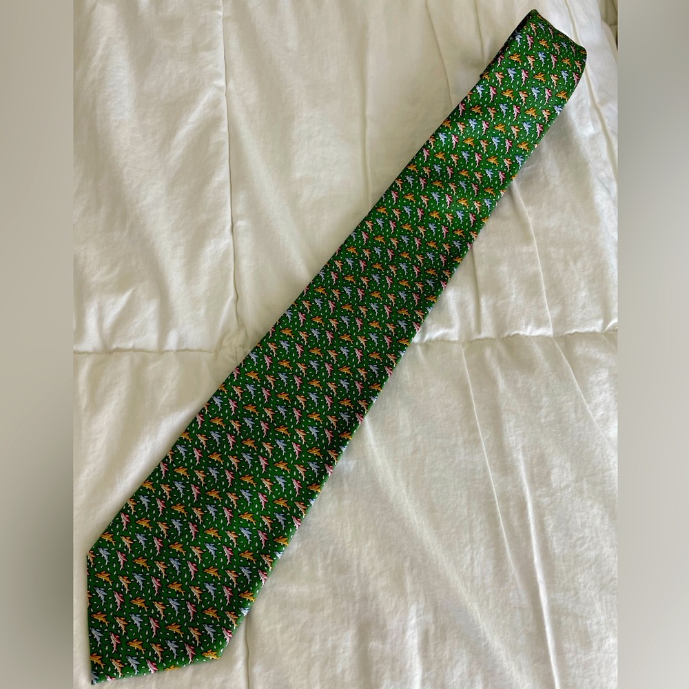🐟VINEYARD VINES 🐟Men’s silk neck tie w flying fish pattern Green base